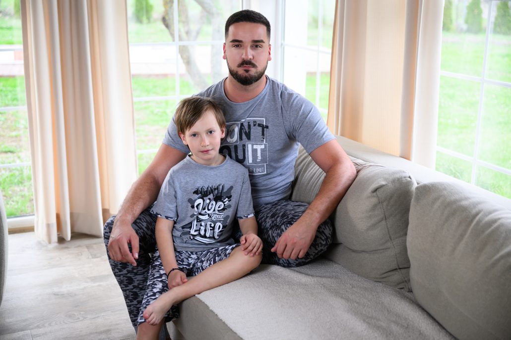 muška pidžama s majicom kratkih rukava i dugim pantalonama siva