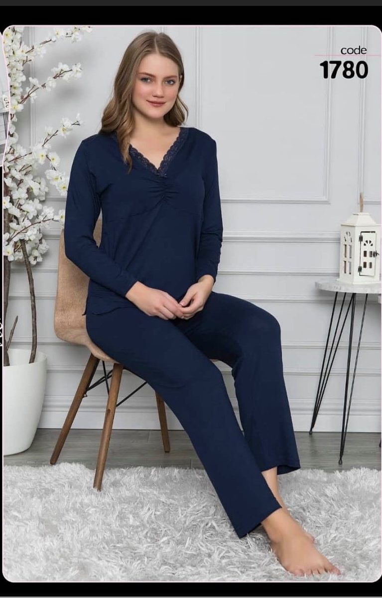 pidžama ženska viskozna s V izrezom i čipkom oko vrata crne boje