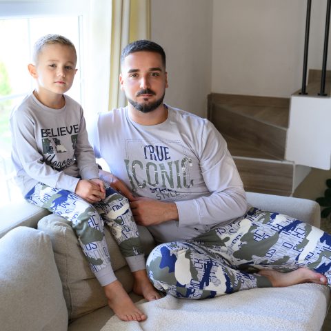 muškarac i dečak sede na kauču u pidžamama mimura