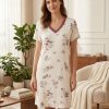 udobna i ležerna ženska spavacica bela sa cvetovima