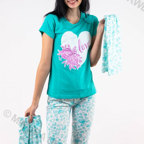 tirkizna pidžama koja se sastoji od 4 dela. Kratke pantalone, duge pamtalone i tričetvrt